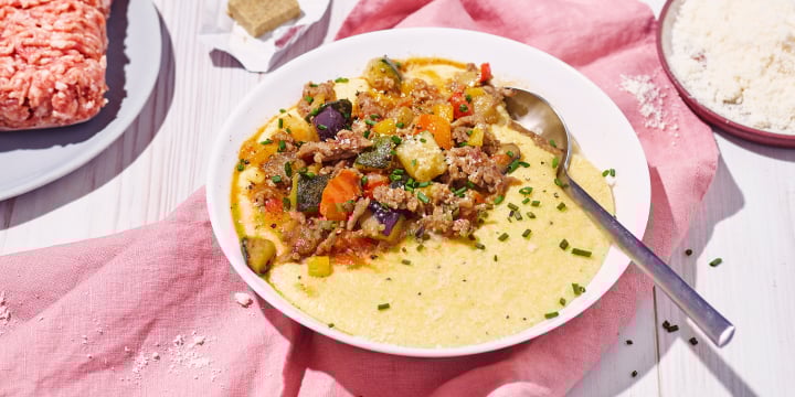 Romige polenta met ratatouille en gehakt